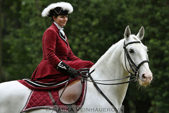 Dáma v dámském sedle